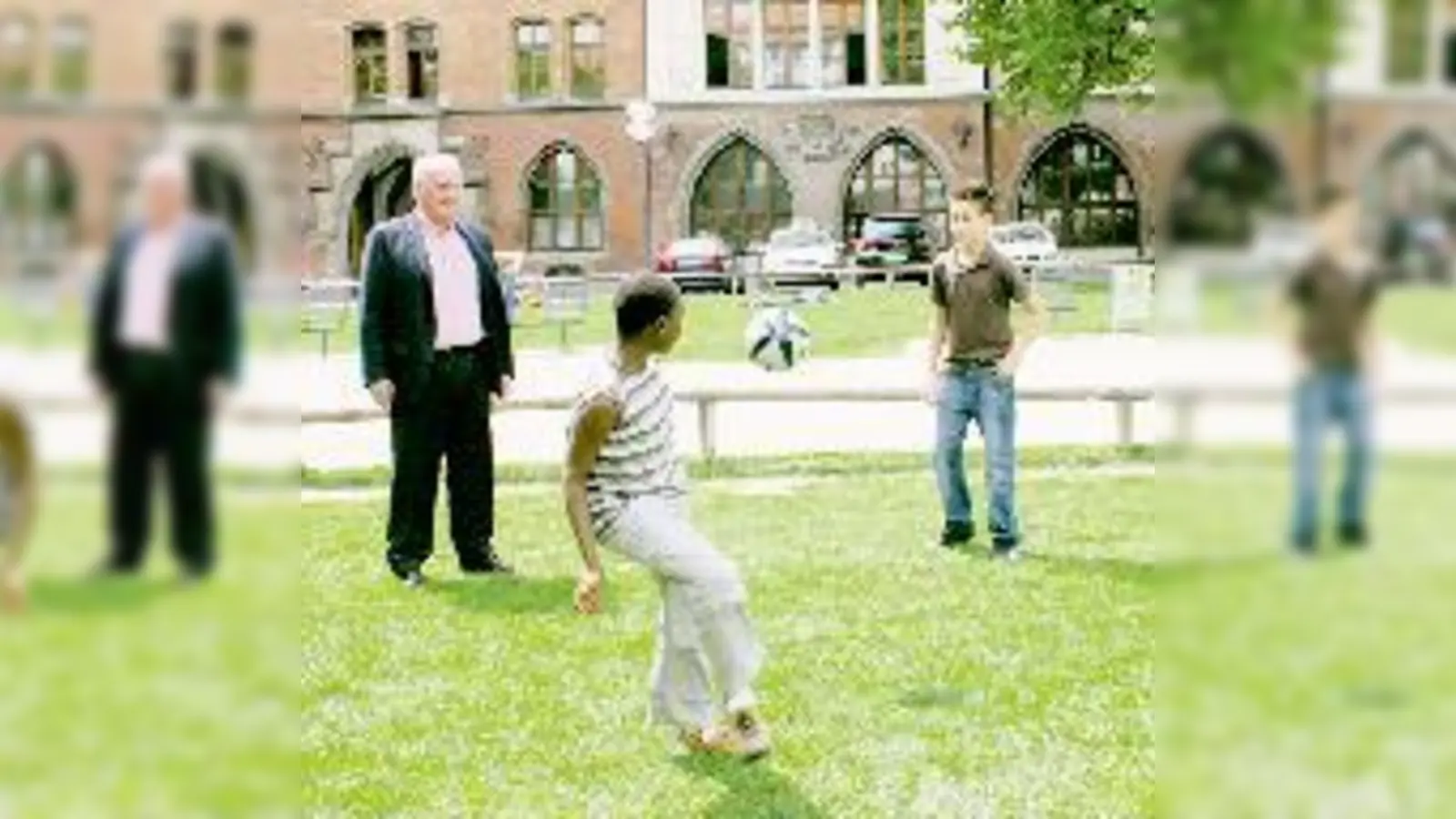 Uli Hoeneß (li.) bestaunt das Talent der jugendlichen Ballkünstler.  (Foto: sm.)