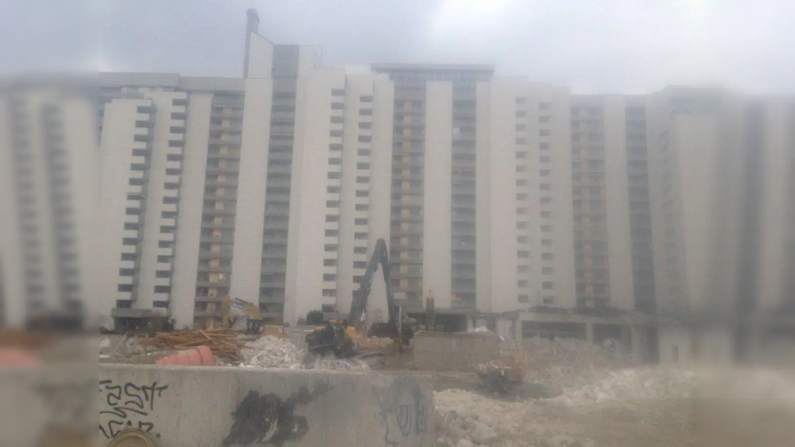 Im Frühnebel: Da wo früher einmal das Paul-Ottmann-Zentrum vor dem Ramses-Hochhaus gestanden hatte, klafft eine Baugrube. (Foto: pst)