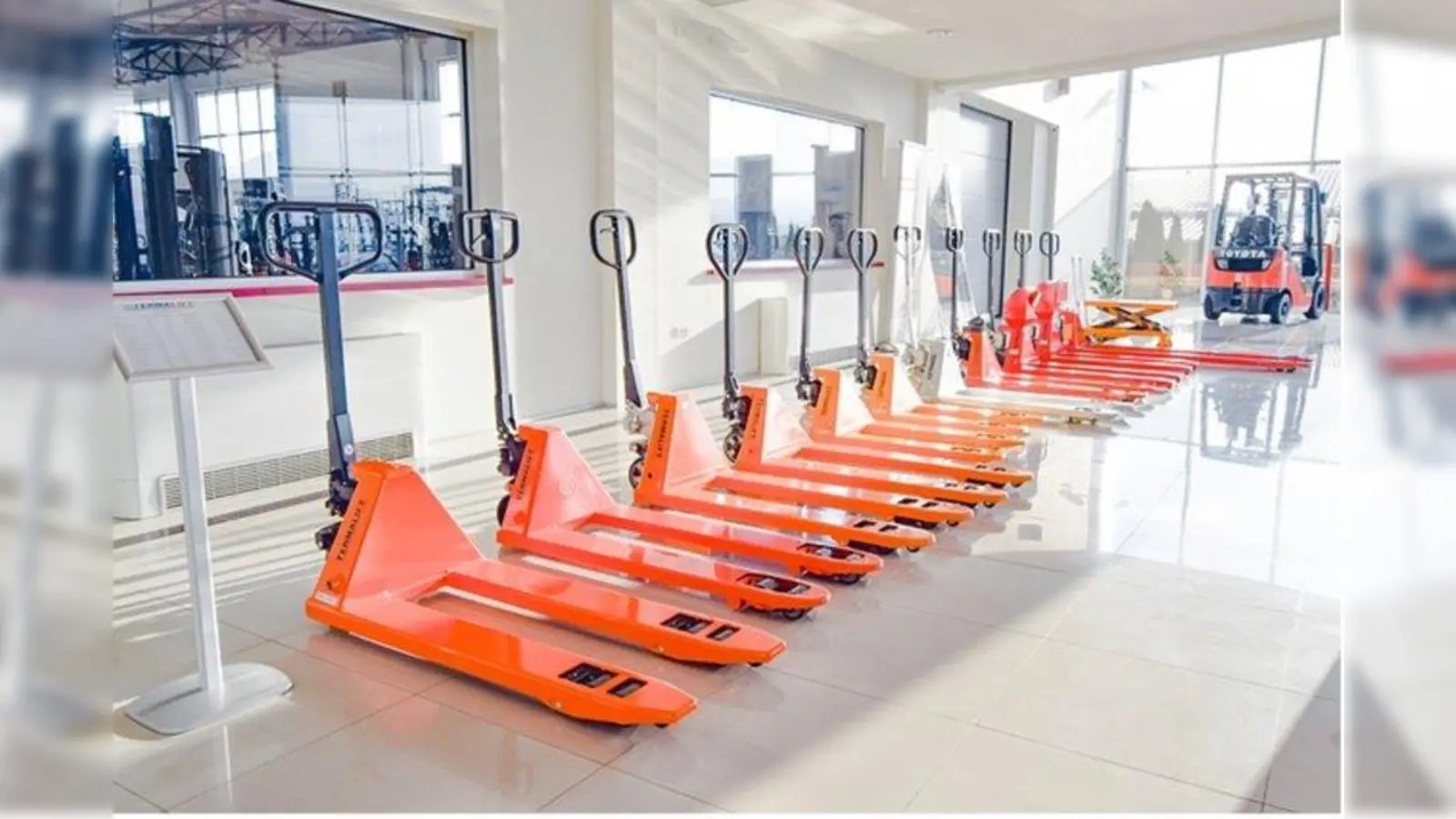 Foto: https://pixabay.com/de/photos/gabelstapler-termalift-hand-hubwagen-3825282/