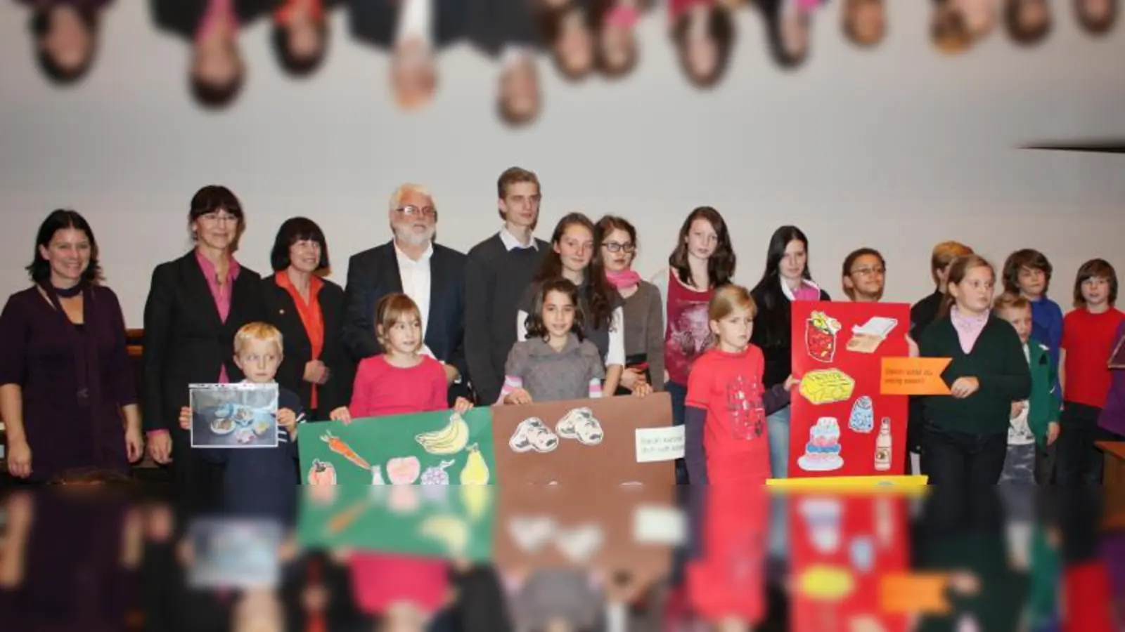 Die ausgezeichneten Autoren im Rathaus mit (hinten von links) Helga Rolletschek, Gitta Gritzmann, Hannelore Prechtel und MdL Martin Güll (SPD). (Foto: job)