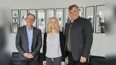 Landrat Stefan Löwl und Albert Sikora (l.) heißen Andrea Noha herzlich willkommen.  (Foto: LRA Dachau, Sina Török)