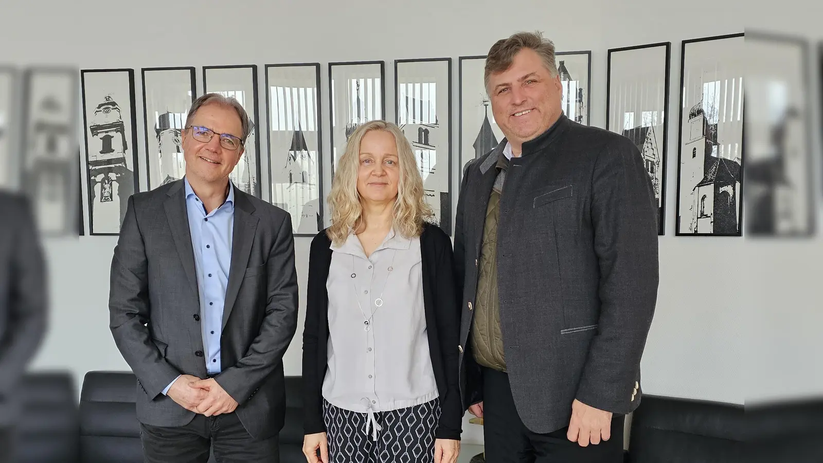 Landrat Stefan Löwl und Albert Sikora (l.) heißen Andrea Noha herzlich willkommen.  (Foto: LRA Dachau, Sina Török)