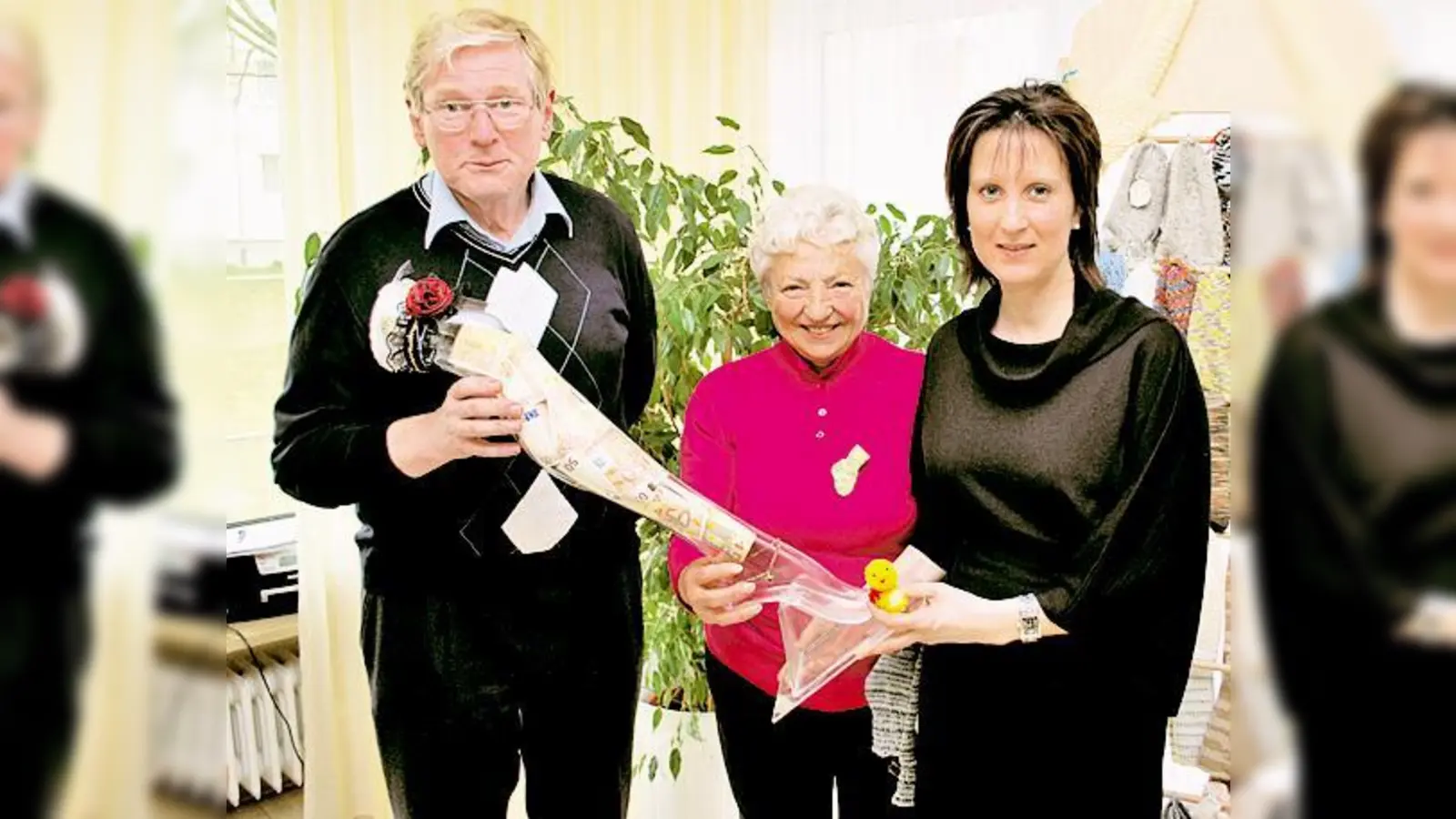 Dr. Herbert Lutz vom Förderzentrum München-Nord und seine Stellvertreterin, Carolin Kastner (rechts), waren freudig überrascht ob des »erstrickten« Geldsegens für die bedürftigen Kinder. 	 (Foto: Diakonie)