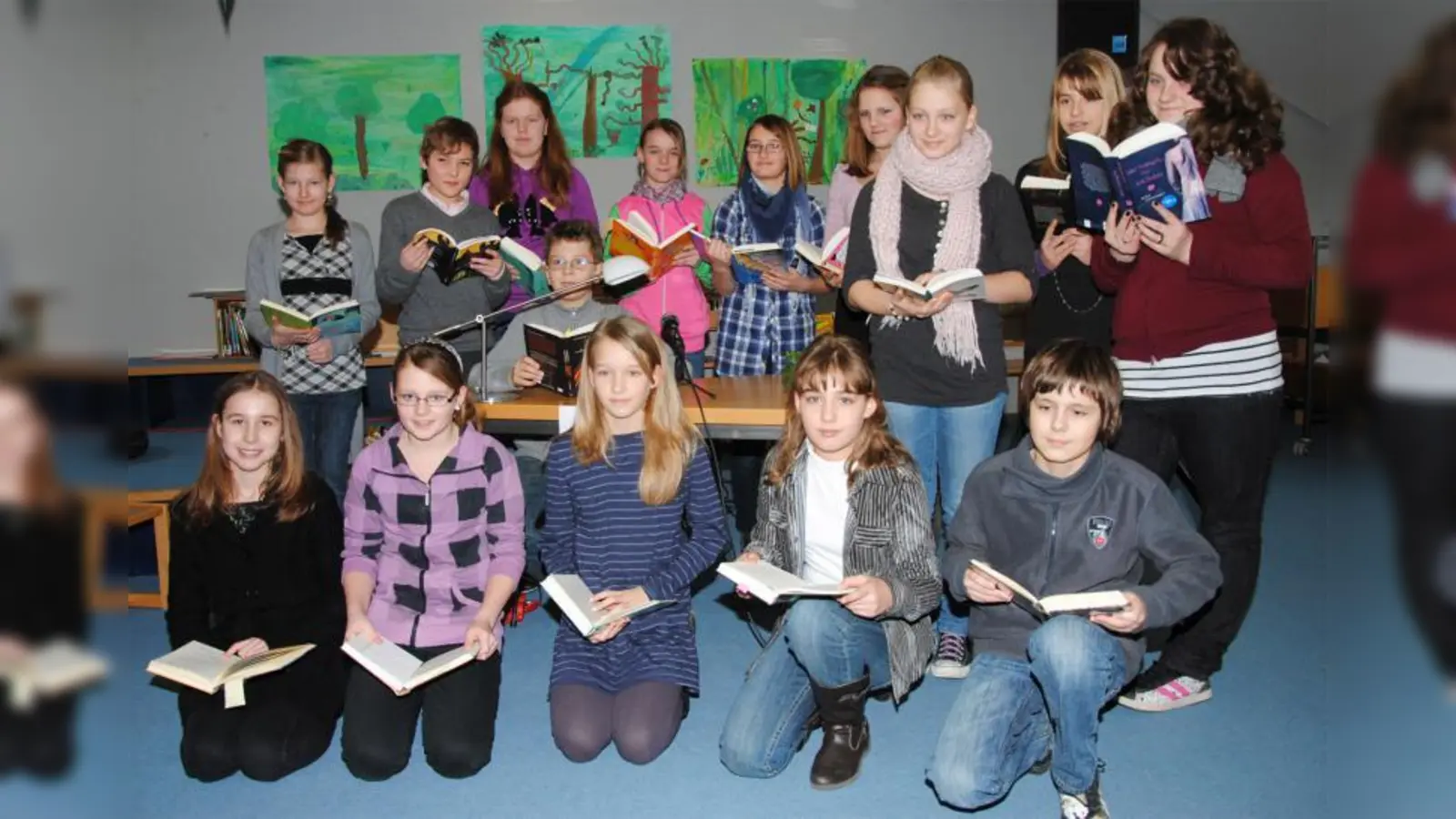 Die jungen Schulsiegerinnen und Schulsieger des Vorlesewettbewerbs mit der selbst ausgewählten Lektüre für die erste Vortragsrunde des Landkreisentscheids. (Foto: Eva Schraft)