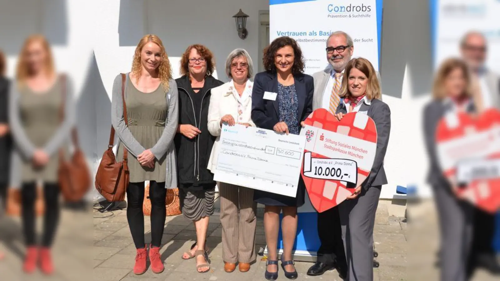 Feierten das Jubiläum von Prima Donna (von links): Dr. Sylvia Henrich, Regionalkoordination Suchthilfe und Psychiatrie des Bezirks Oberbayern; Beate Blaha, Sternstunden; Maria Möbus, Bereichs-Geschäftsführerin Sozialtherapie und Frauenarbeit Condrobs e.V.;<br>Eva Egartner, Geschäftsführende Vorsitzende Condrobs e.V. und ehemalige Mitarbeiterin Prima Donna; Alexander Eberth, Aufsichtsratsvorsitzender Condrobs e.V.;<br>Ines Harzer, Stiftung Soziales München der Stadtsparkasse München. (Foto: Condrobs)
