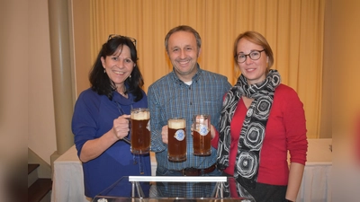 Die junge Biergenossenschaft wird rein ehrenamtlich geführt: Thomas Haselbeck (mitte), Sandra Kunstwadl (rechts) mit Stefanie Leimböck (links), der Inhaberin des "Alten Wirts" in Unterschleißheim, in dem der Stammtisch stattfindet. (Foto: Daniel Mielcarek)
