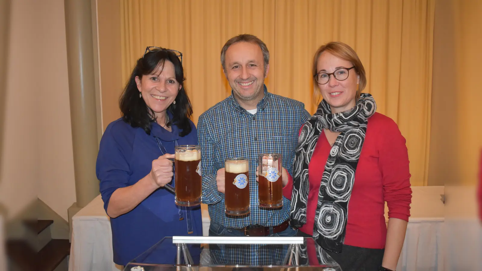 Die junge Biergenossenschaft wird rein ehrenamtlich geführt: Thomas Haselbeck (mitte), Sandra Kunstwadl (rechts) mit Stefanie Leimböck (links), der Inhaberin des "Alten Wirts" in Unterschleißheim, in dem der Stammtisch stattfindet. (Foto: Daniel Mielcarek)
