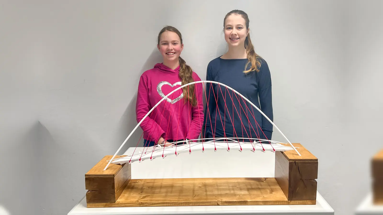 Annalena Dahms und Hanna Höfner aus dem Thomas-Mann-Gymnasium und ihre „Brücke der tausend Knoten”. (Foto: Junior.ING)
