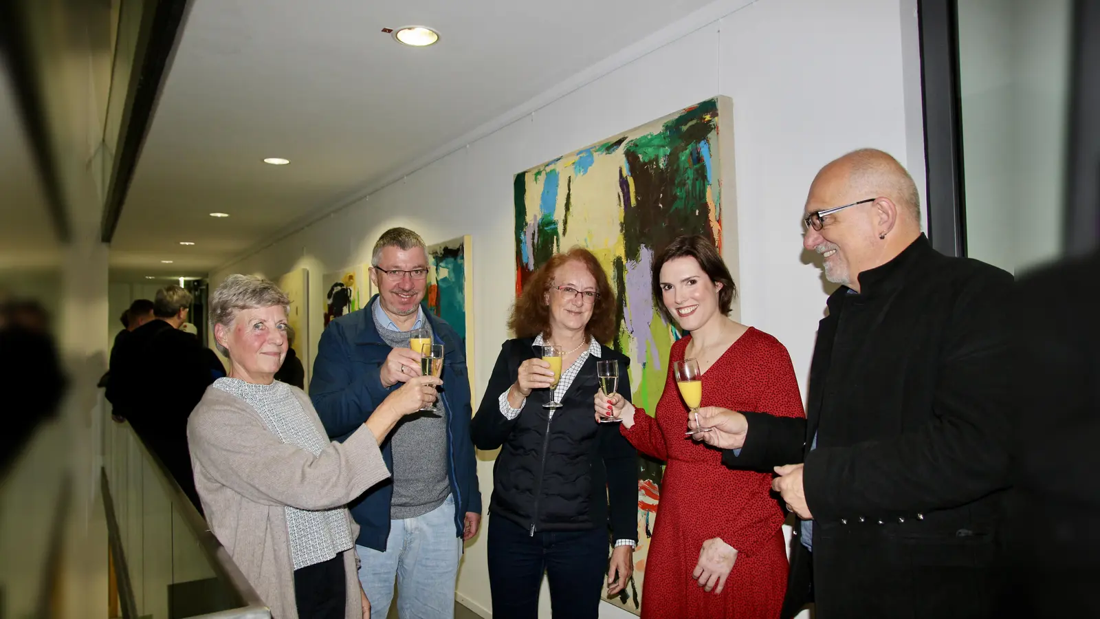 Auf einen guten Erfolg der aktuellen Ausstellung im Pasinger Rathaus! V.l. Künstlerin Chrisine Ambrusch, Christian Müller und Maria Osterhuber-Völkl vom veranstaltenden Verein, Künstlerin Hannah Fischer und BA-Vorsitzender Frieder Vogelsgesang bei der Vernissage. (Foto: us)
