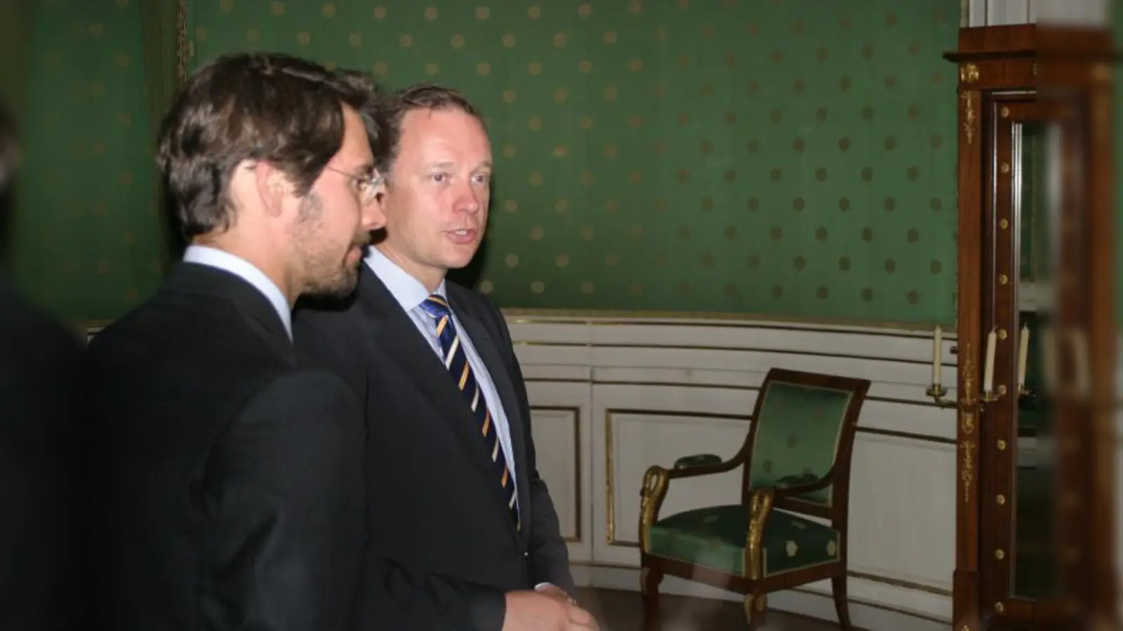 Prinz Ludwig von Bayern und Finanzminister Georg Fahrenschon im Schlafzimmer von Königin Karoline (Foto: BS)