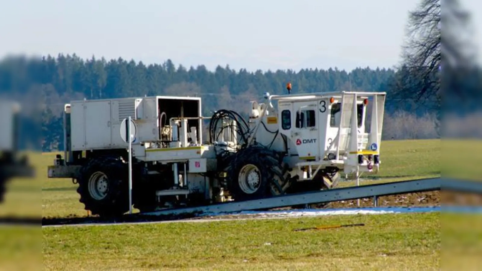 Ein Vibrationsfahrzeug auf der Suche nach Erdwärme: In den Plänen der Stadtwerke München spielt Geothermie eine wichtige Rolle. Vorreiter in der Region waren die Kraftwerke in Unterhaching und Riem.	 (Foto: hw)
