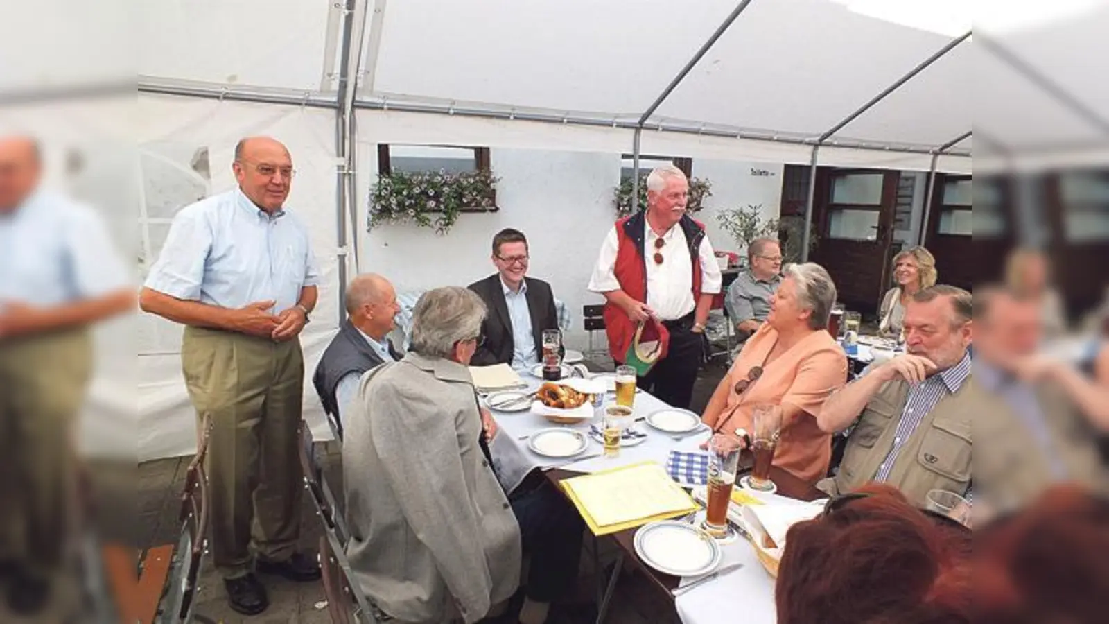 Franz Xaver Geis (links) hatte geladen, Wolfgang Stefinger (4. von links) kam.	 (Foto: privat)