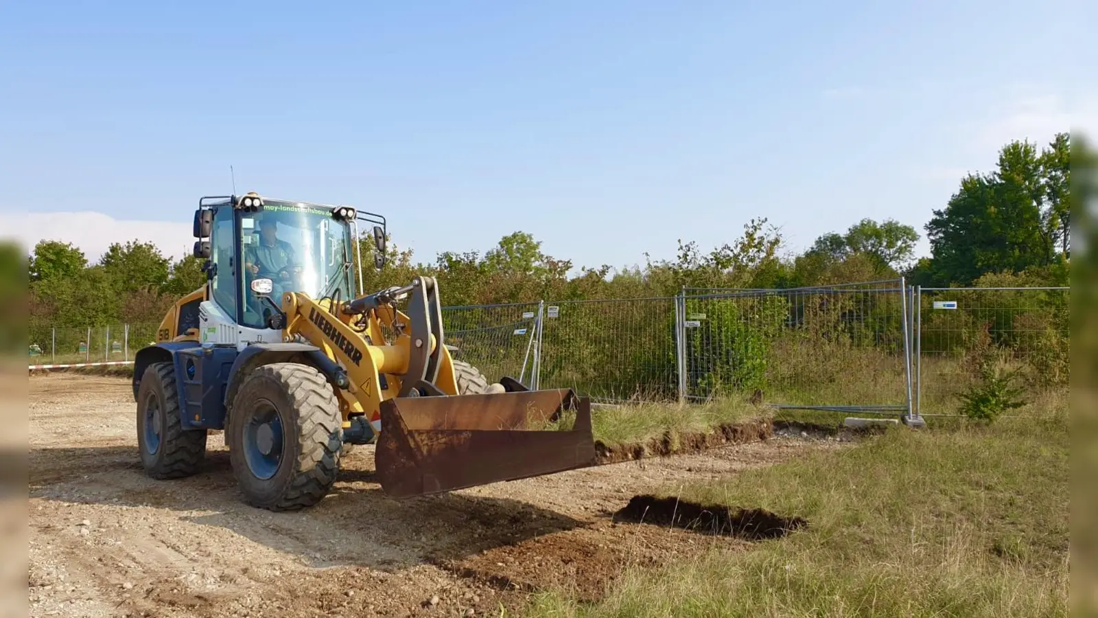 Schritt für Schritt: Behutsam werden Teile des wertvollen Biotops angehoben und auf der neuen Ausgleichsfläche wieder abgesetzt. (Foto: Gemeinde Kirchheim)