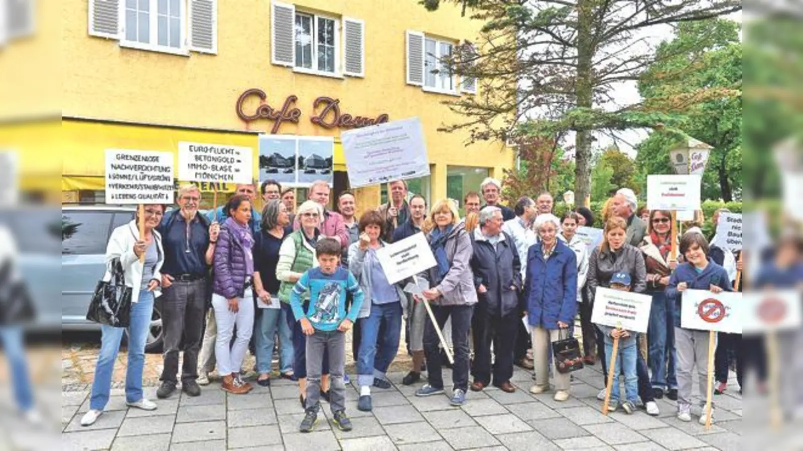 Bürger demonstrieren im Juni vor dem Café Deml gegen den Abriss. Anstelle des Cafés soll dort ein großes Wohnhaus gebaut werden.	 (Foto: Claus Schunk)