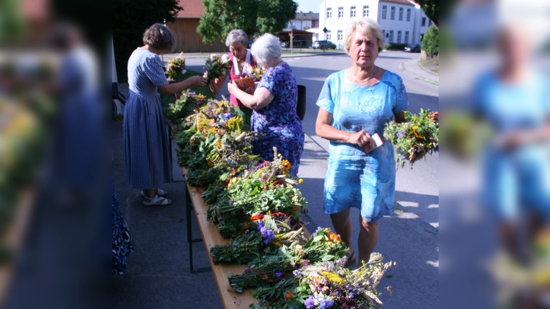 Die Frauengruppen der örtlichen Pfarreien haben für Mariä Himmelfahrt Kräuterbuschen hergerichtet. (Foto: Georg Rittler)