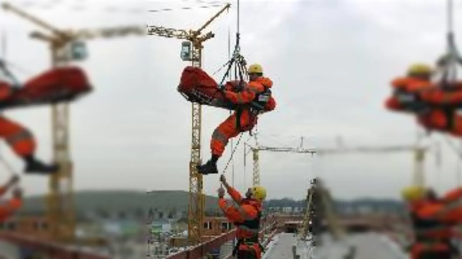 Sicher brachten die Höhenretter der Münchner Feuerwehr den Kranführer auf den Boden. 	 (Foto: Feuerwehr)