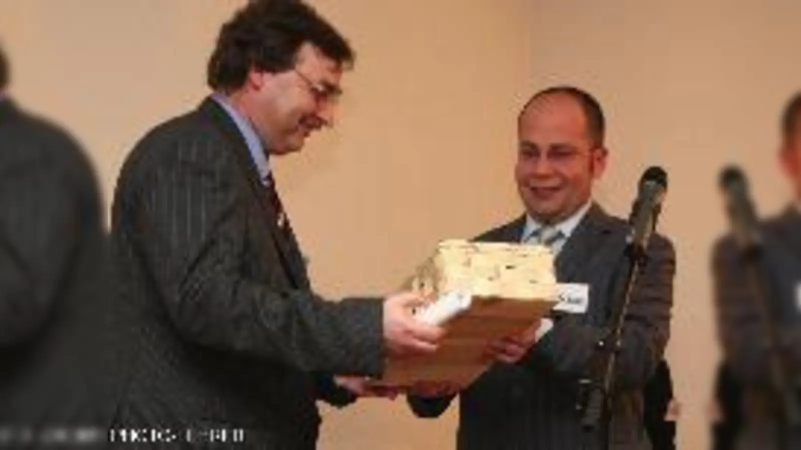 Von Roger Fahrbach (re.) erhält Joachim Unterländer eine kleine Aufmerksamkeit.  (F.: Photo-Lehrer)