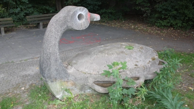 Ente ohne Wasser: Der Brunnen auf der Wiese hinter der Andreaskirche. (Foto: job)