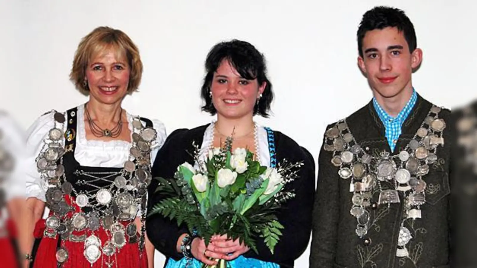 Die Taufkirchner Schützenkönigin Cordula Soellner, Münchner Bezirksvizejugendkönigin Cornelia Birkl und der Taufkirchner Jugendkönig Michael Neumayer jun. (v. l.), die gekürt wurden.	 (Foto: Privat)