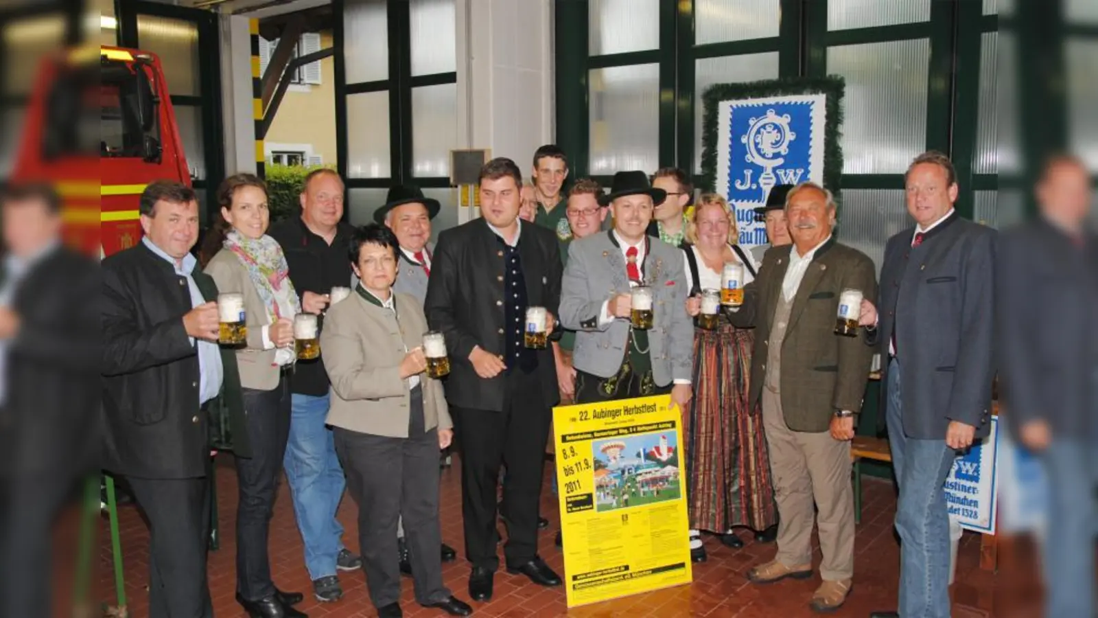 Auf ein gutes Gelingen des diesjährigen Herbstfestes erhoben bei der Bierprobe Freiflächenvereinsvorstand Sebastian Kriesel (6. von links), Festwirt Lorenz Stiftl (links) sowie Norbert Brüggen (rechts), Gebietsleiter der Augustinerbrauerei, gemeinsam mit Vertretern der Aubinger Traditionsvereine ihre Gläser. (Foto: Eva Schraft)