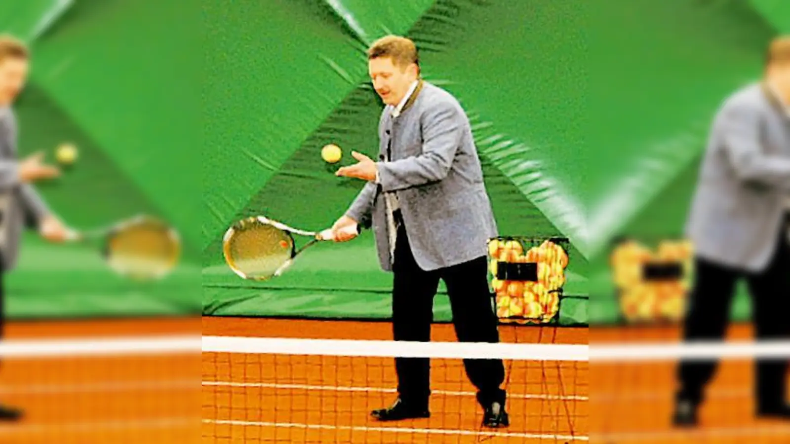 Bürgermeister Korneder testet den neuen Platz.  (Foto: Gemeinde Grasbrunn)