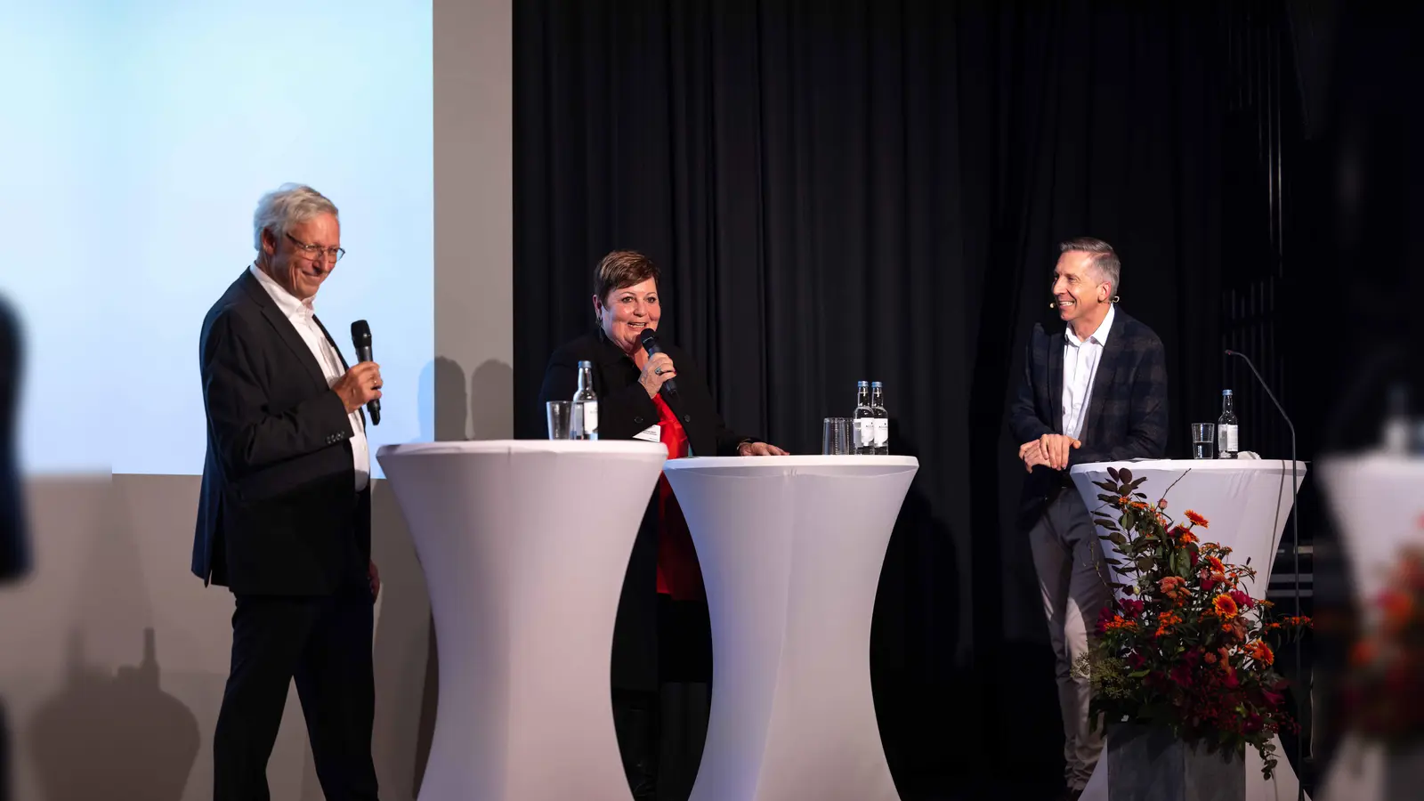 Klaus Bauer (links) und Landrätin Andrea Jochner-Weiß im Austausch gemeinsam mit Moderator Bernhard Mahler.<br>  (Foto: Kröck / IHK)