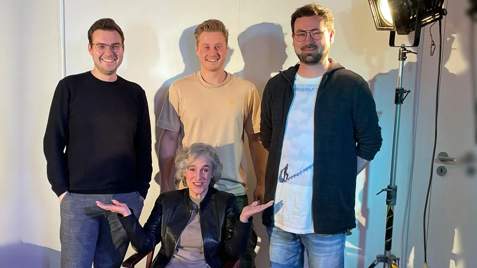 Drei-Personen-Stück plus Regisseur: vorne Cecilia Gagliardi, dahinter v.l. Thomas J. Heim, Julian Brodacz (Regie) und Dennis Tschernik. (Foto: Roßstall-Theater)