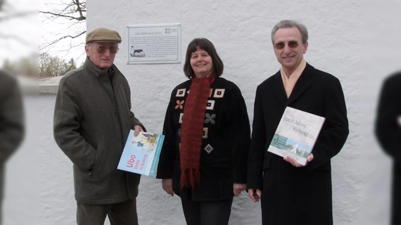 Sichtbare Spuren habe das Festjahr hinterlassen, erklärte der Fördervereinsvorsitzende Klaus Bichlmayer (rechts) in seiner Silvesterrede. Gemeint sind damit zum Beispiel die Haustafeln, die er im April gemeinsam mit Werner Dilg und Barbara Sajons vorstellte. (Foto: ES)