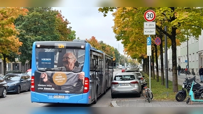 Vor allem für die Verkehrssicherheit der Kinder gilt in der Ganghoferstraße seit Kurzem Tempo 30, zeitlich begrenzt zwischen 7 und 20 Uhr. (Foto: kö)