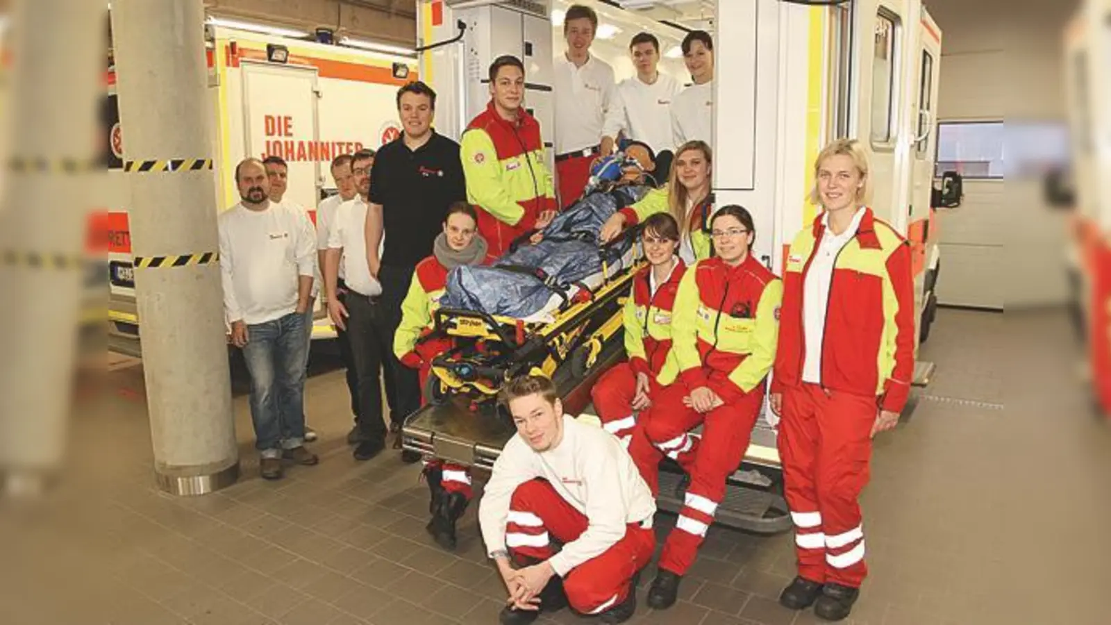 Zehn neue Rettungssanitäter gibt es bei den Johannitern, darunter Jessica Benzin (4. von re.) und Felix Wenger (kniet vorne) vom Ortsverband Ottobrunn/Riemerling. (Foto: privat)