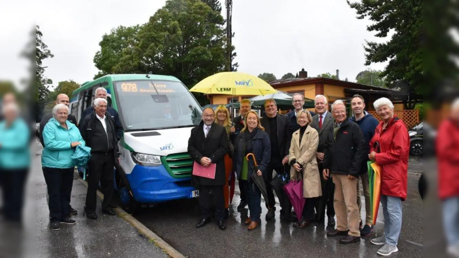 Bei der Einweihung mit dabei: Landrat Karl Roth, Verkehrsmanagerin Susanne Münster, Marlene Greinwald, Bernhard Sontheim, Gemeinderäte und MVV-Vertreter. (Foto: Hauck)