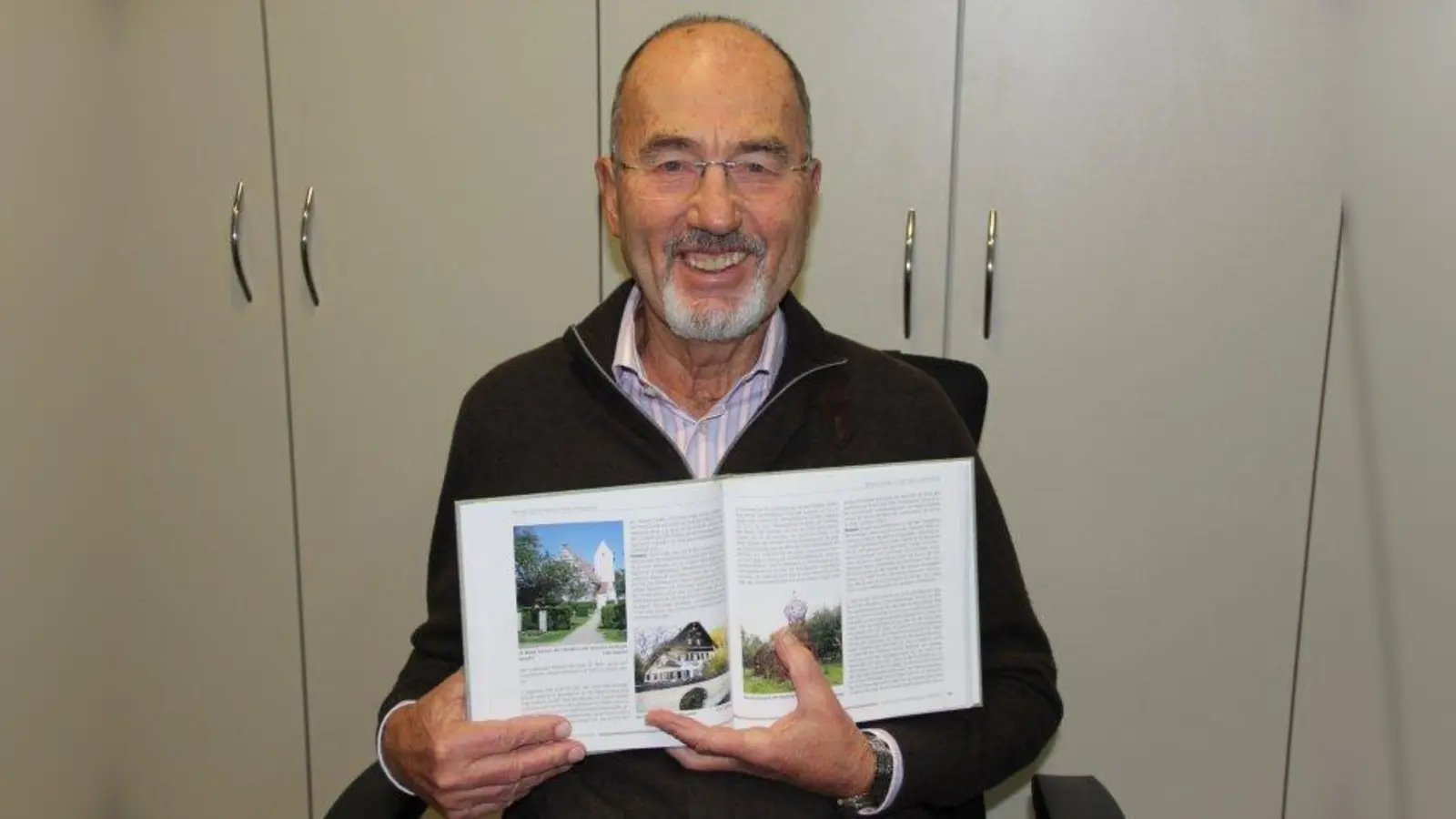 Stadtteilhistoriker Dr. Walter G. Demmel mit seinem druckfrisch erschienenen Buch „Münchener Vorstadtgeschichte(n) Allach-Untermenzing. (Foto: bb)