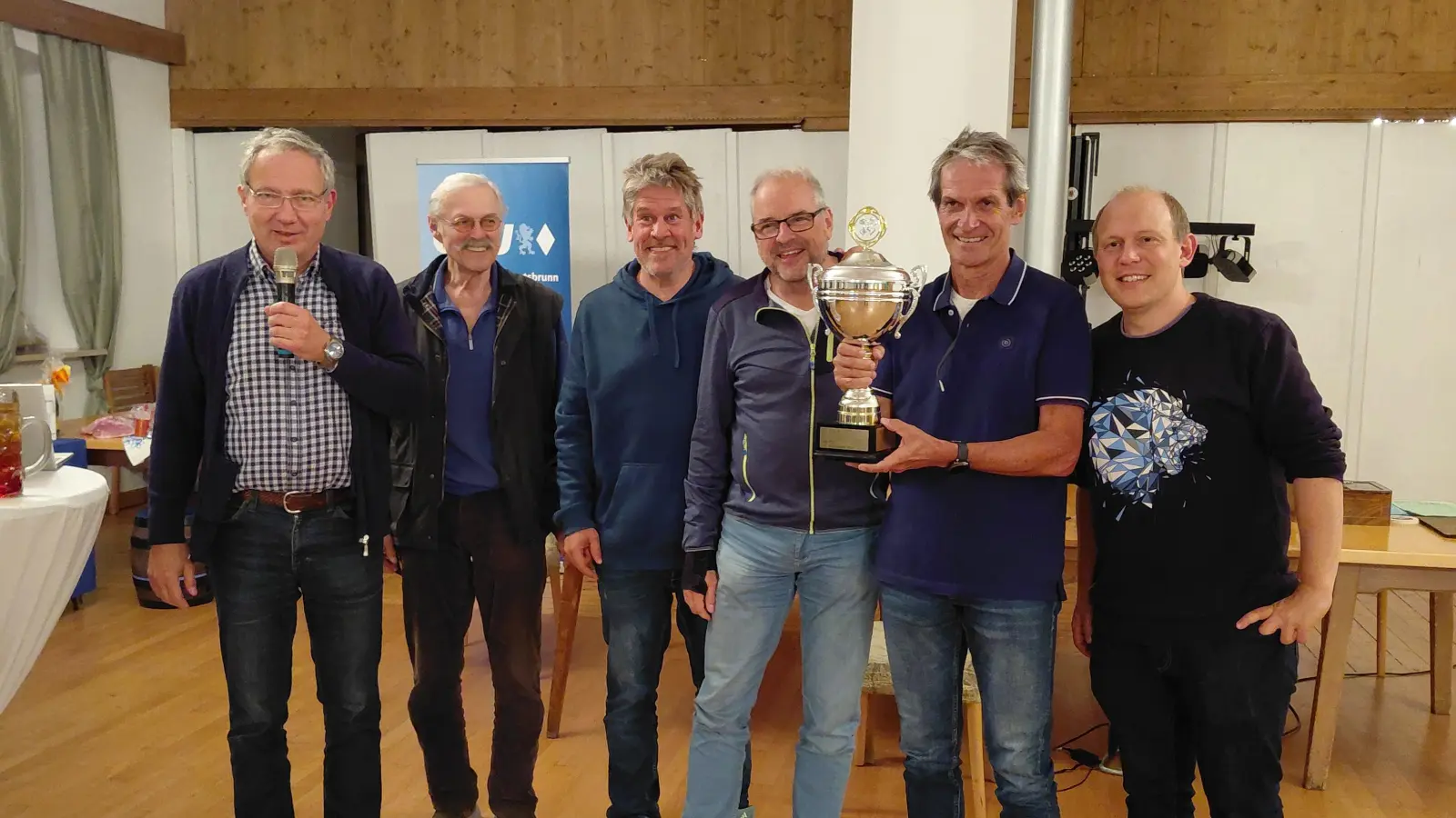Ortsvorsitzender Roland Spingler und Turnierleiter Reinhard Schreckinger sowie die Teilnehmer der Gewinnermannschaft (v.l.) Marcus Wagner, Stephan Veigl, Hermann Brandstetter und Alexander Rudoph. (Foto: Spingler)