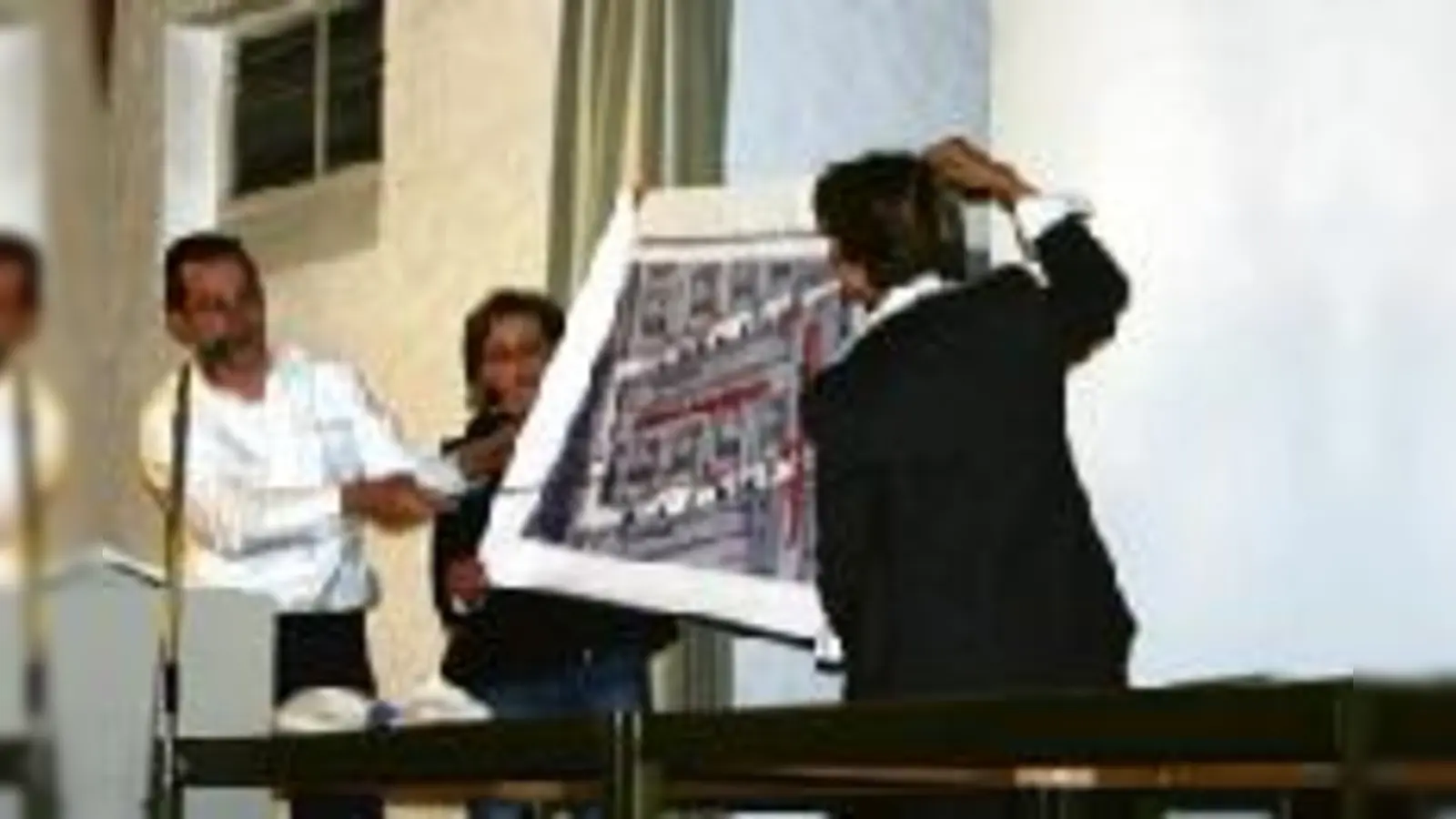 Der Vorschlag von Peter Geck  (Straßenverkehrsbehörde; li.) für eine »Fußgängerzone probehalber« fand keine Mehrheit bei den Einwohnern.	  (Foto: ks)