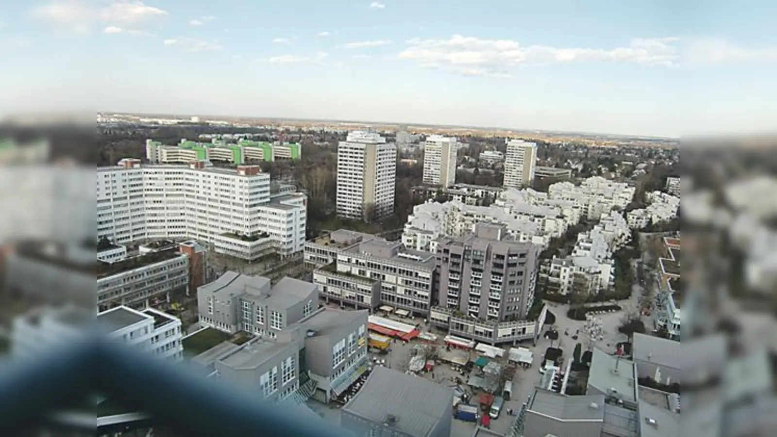 Bogenhausen von oben: Der Blick vom Arabellahaus nach Osten.  (Foto: ikb)