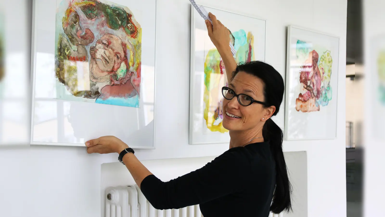 Kuratorin Katharina Schellenbeger bei der Vorbereitung der Ausstellung. (Foto: Akademie für Politische Bildung)