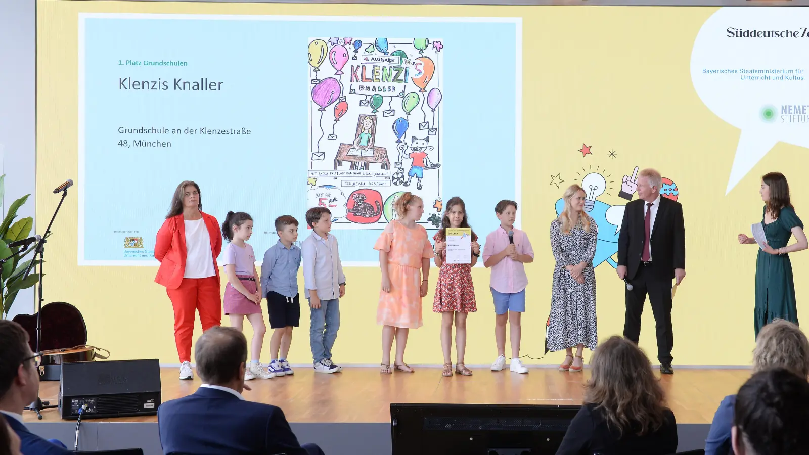 Die jungen „Blattmacher” der Klenze-Grundschule haben sich mit den Klenzi Knallern den ersten Platz beim Schülerzeitungswettbewerb unter den Grundschulen gesichert. (Foto: Robert Haas/ Süddeutsche Zeitung )