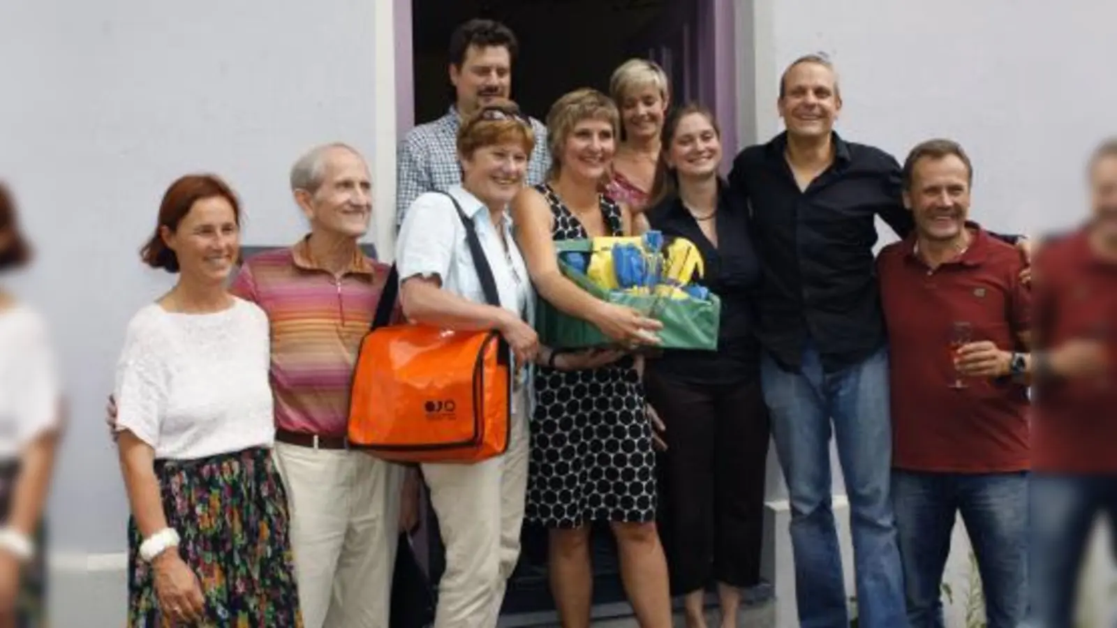 Das Geburtstagsbild zum 25. Jubiläum des Waaghäusls vor zwei Jahren mit Ehemaligen und Förderern: (V.l.) Anke Schlehufer, erste Leiterin des Waaghäusl, Günther Schuppler, Bürgermeisterin Annemarie Detsch, Martin Gerrits, Waaghäusl-Teamleiterin Claudia Haselbeck, Angelika Kluge, Sabine Hofmann, Jan Lindemann und Dirk Imhoff . (Foto: US)