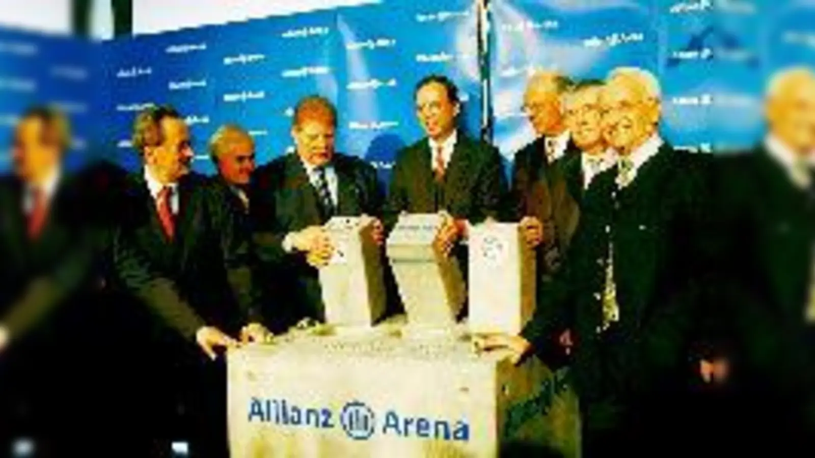 Karl-Heinz Wildmoser, Michael Albert und Franz Beckenbauer setzen »ihre« Quader in den Grundstein der Allianz-Arena ein.	 (Foto: cr)