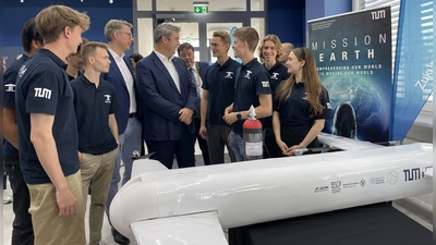 Ministerpräsident Markus Söder und Wissenschaftsminister Markus Blume im Gespräch mit Studierendender des TUM Departement of Aerospace und Geodesy. Sie bekräftigten ihr Vertrauen in den Standort vor den Toren Münchens. (Foto: hw)