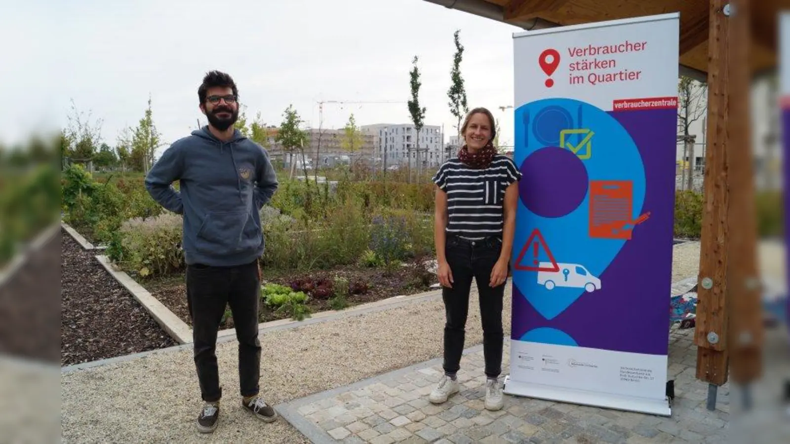 Patrick Siskov und Maria Stalinski laden zum „Cafe-Treff” in den Freihamer Freiluftgarten. (Foto: pst)