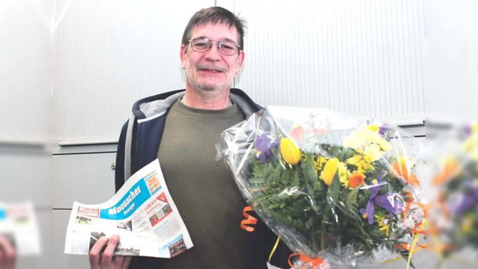 Jede Woche trug Dieter Dippl den Moosacher Anzeiger aus. Zum Abschied gab es u.a. Blumen. 	 (Foto: ch)