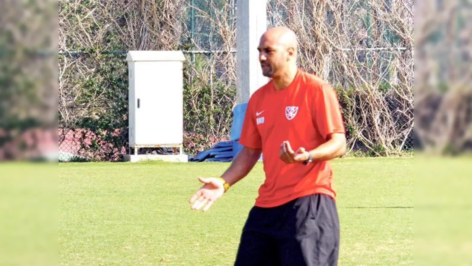 Früher spielte Matt Okoh unter anderem für den TSV 1860, jetzt kämpft er als Trainer des FC Rot-Weiss Oberföhring gegen den Abstieg in die Kreisklasse  und das ausschließlich mit selbst ausgebildeten Spielern.	 (Foto: Verein)