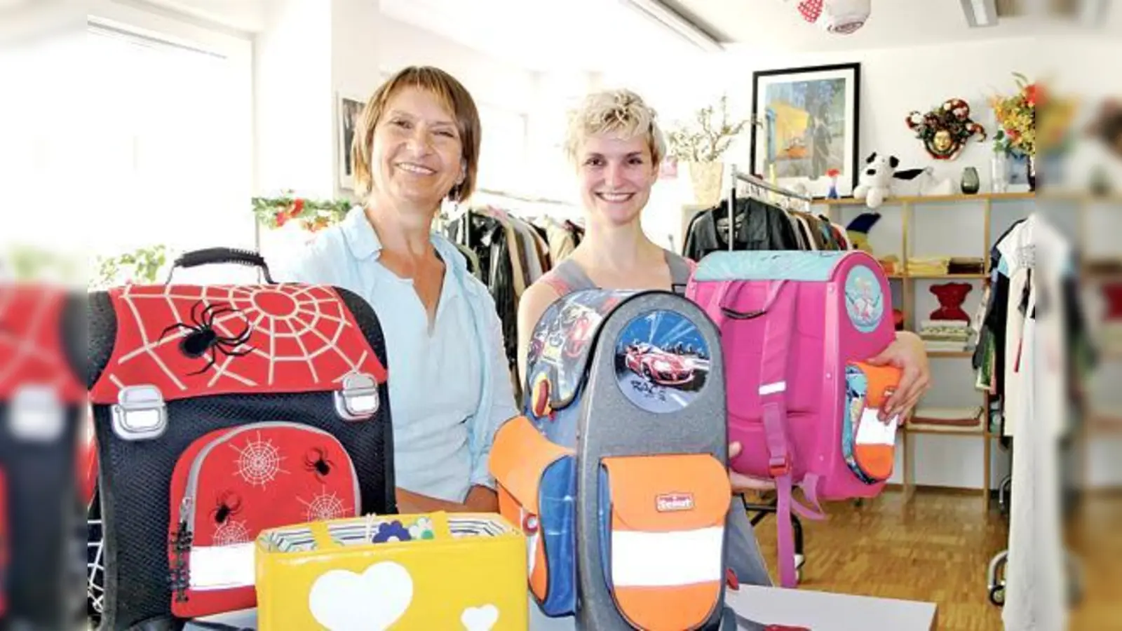 Nicole Bößl (r.) und Evelyn Töpfer freuen sich unter anderem über gut erhaltene Schulranzen für bedürftige Kinder. 	 (Foto: Sylvie-Sophie Schindler)