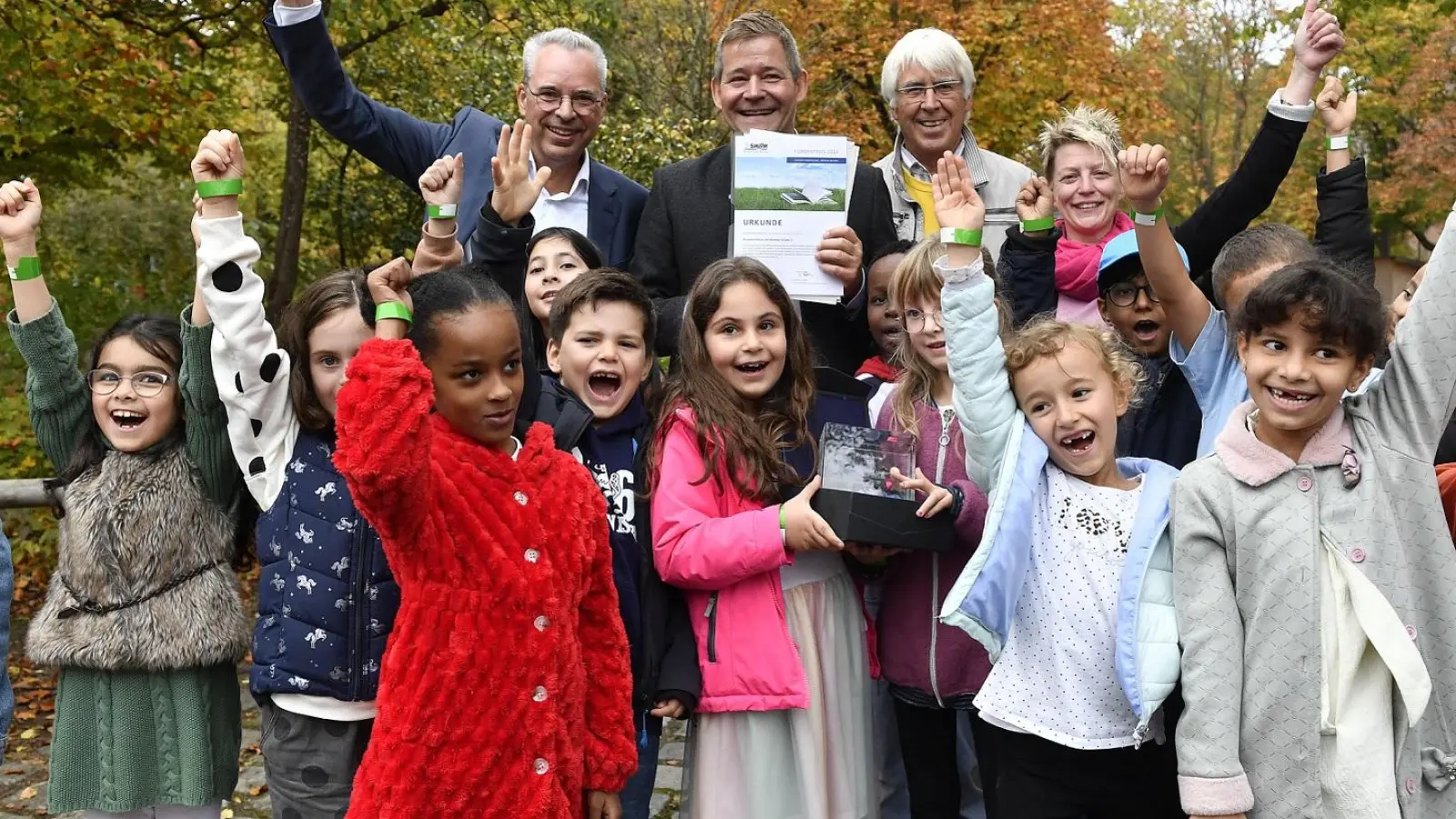 Großer Jubel über den Förderpreis der SWM-Bildungsstiftung: Die Grundschülerinnen und -schüler freuen sich ebenso wie (hinten v.l.) Martin Janke, Schulleiter Stefan Inderst, Friedrich Graffe, Vorsitzender des Kuratoriums, sowie die stellvertretende Schulleiterin Christine Durst. <br>  (Foto: SWM)