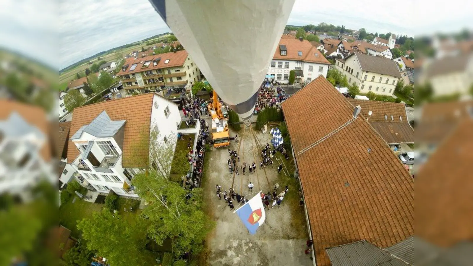 Wie ein Maibaum von unten aussieht, weiß jeder - hier der Blick vom andern Ende des Stangerls. (Foto: René Weber)