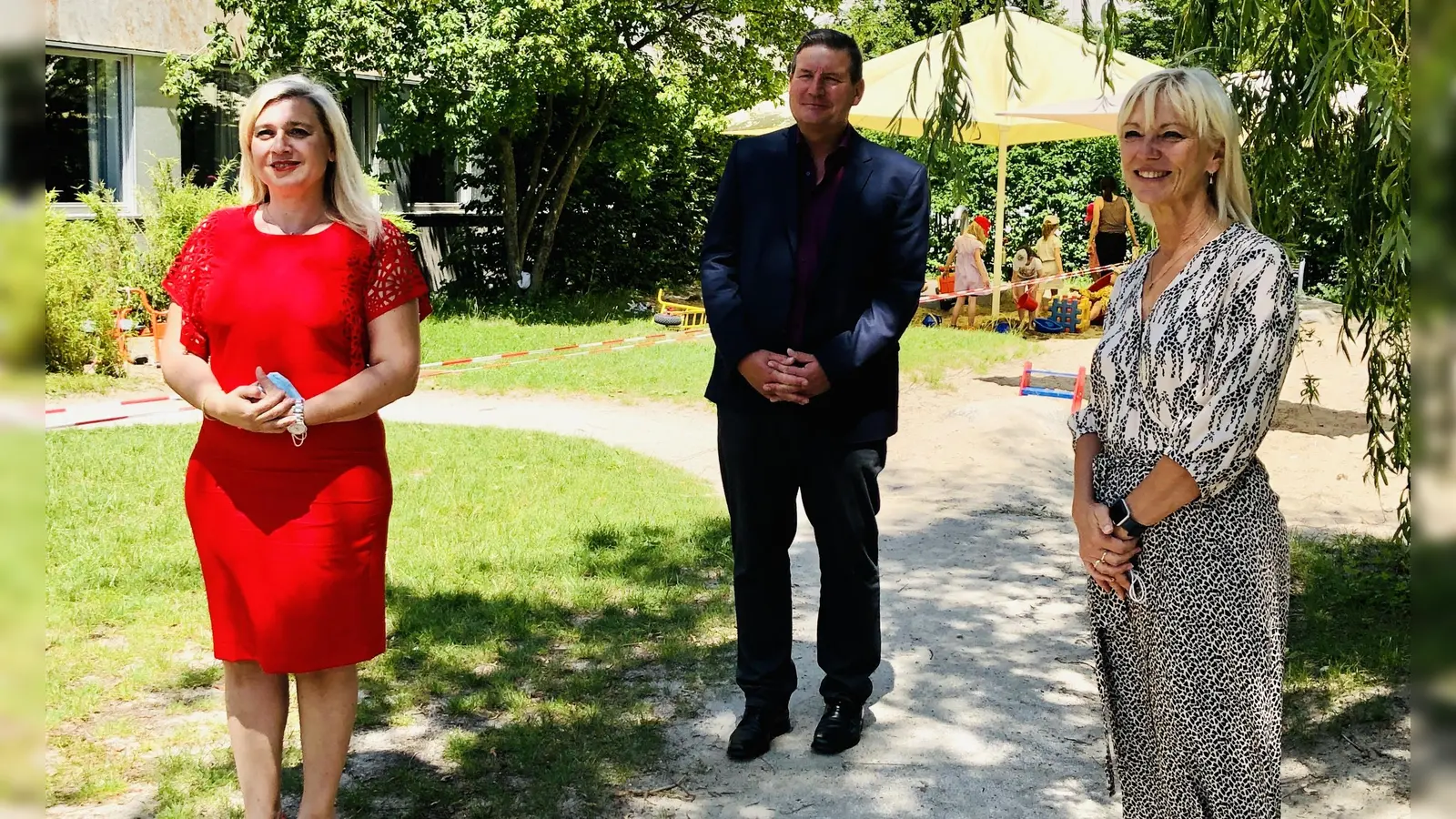 Von links: Gesundheitsministerin Melanie Huml, Geschäftsführer Paritätische Kindertagesbetreuung Raymond Walke und Familienministerin Carolina Trautner. (Foto: StMAS)