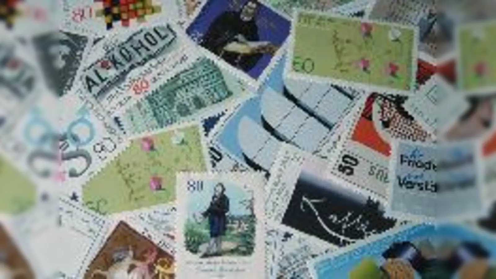 Eine Liebe zum  (Foto: Viele Menschen pappen gerne schöne Marken auf ihre Briefe. Leider aber haben sie an den Schaltern meist keine große Auswahl mehr an den gezackten Wertzeichen.)