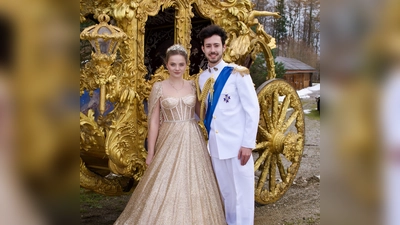 Königliche Geburtstagswünsche überbringen Prinz Frederik I. und Prinzessin Katharina I. von der Faschingsgesellschaft Narrhalla. (Foto: Narrhalla)