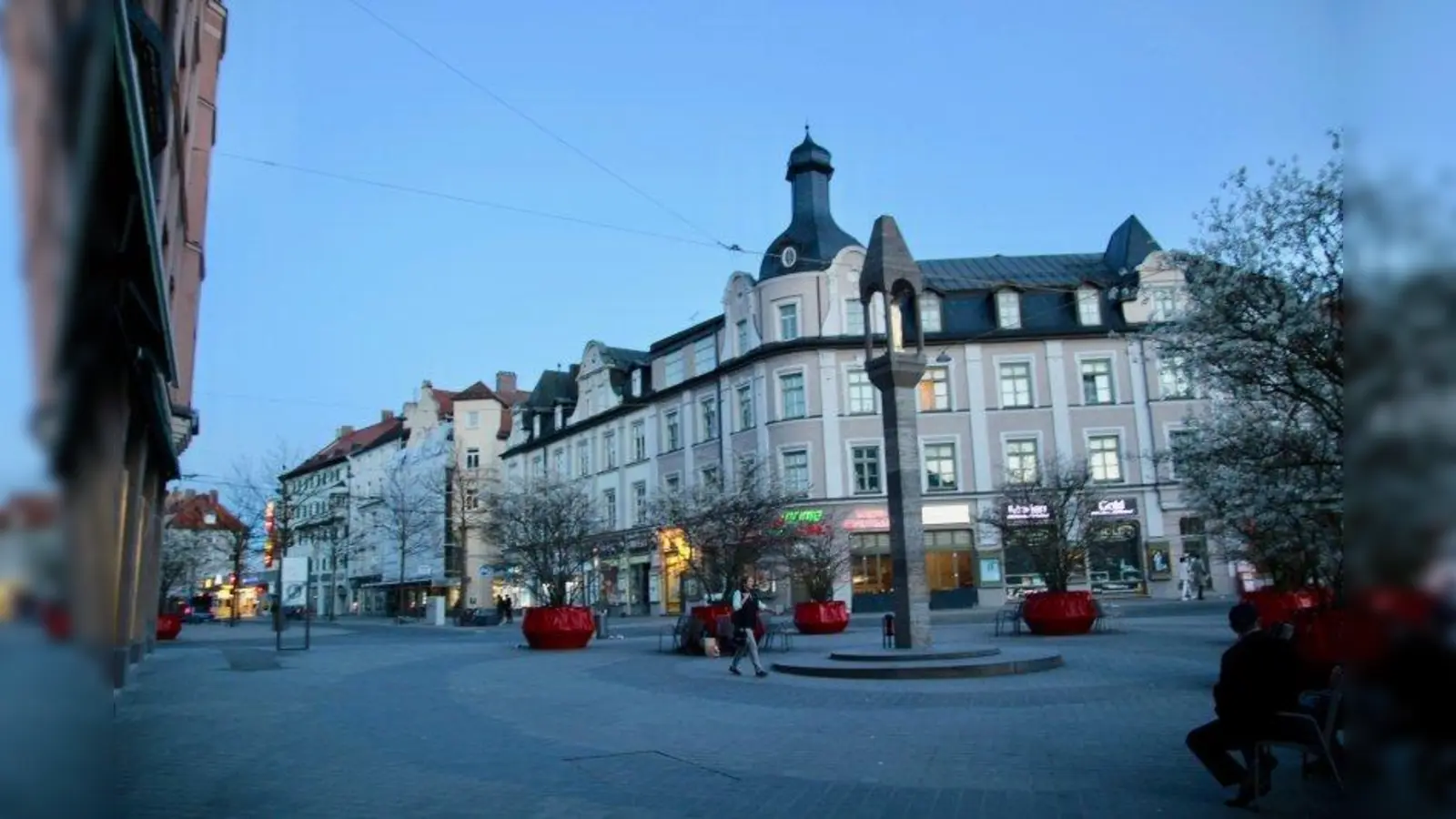 Der Bezirksausschuss 21 fordert ein Gesamtkonzept statt „Flickenteppich” für den Pasinger Marienplatz. „Es muss eine Handschrift auf dem Platz erkennbar sein. Und warum nicht den Blick bis zum Eschenhof fassen? Auch der gehört zum weiteren Marienplatz dazu.“ (Foto: us)